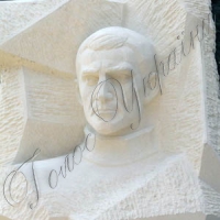 Пам’ятник Стусу постав біля гімназії, яка носить його ім’я